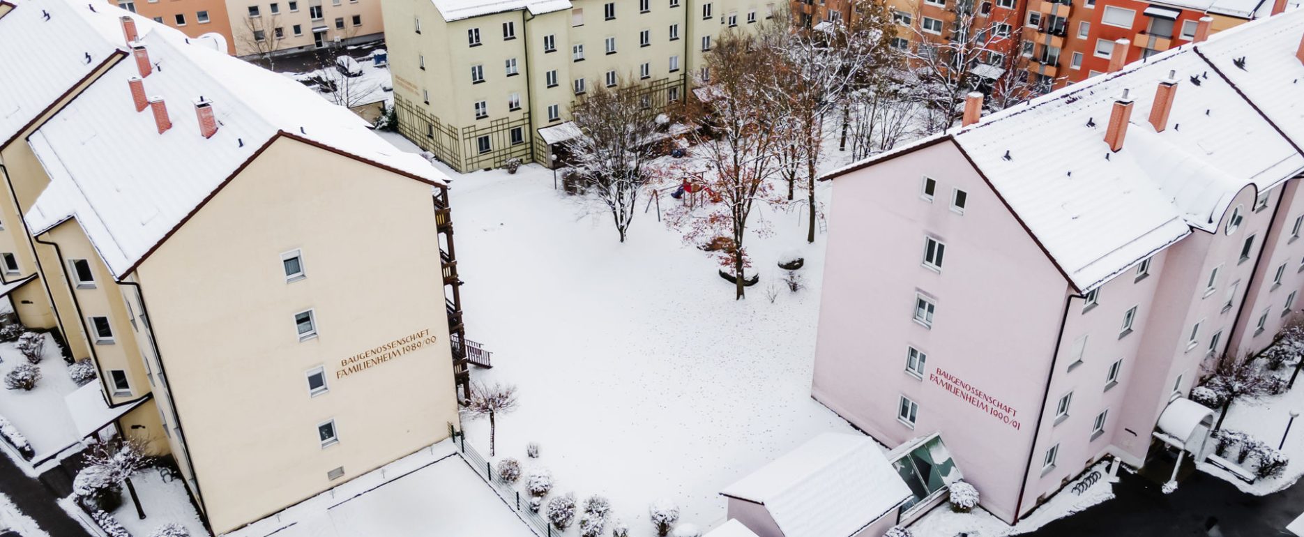 Links Waldblock und rechts Buergerblock, ein Foto von oben mit Sicht auf den gemeinsamen Innenhof mit Spielplatz.