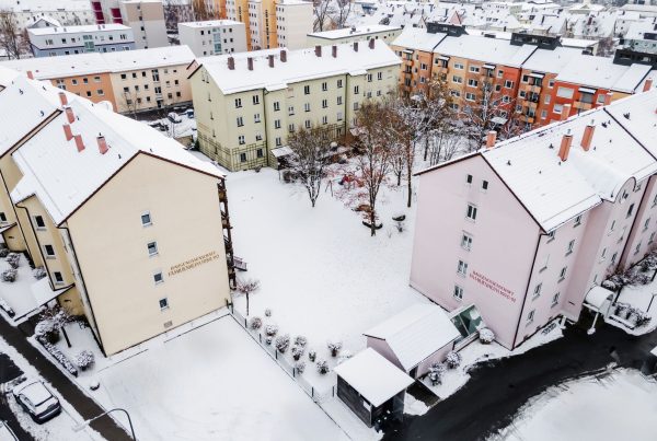 Links Waldblock und rechts Buergerblock, ein Foto von oben mit Sicht auf den gemeinsamen Innenhof mit Spielplatz.